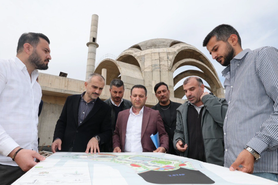 Başkan Çiftçi, kent meydanındaki çalışmaları inceledi 
