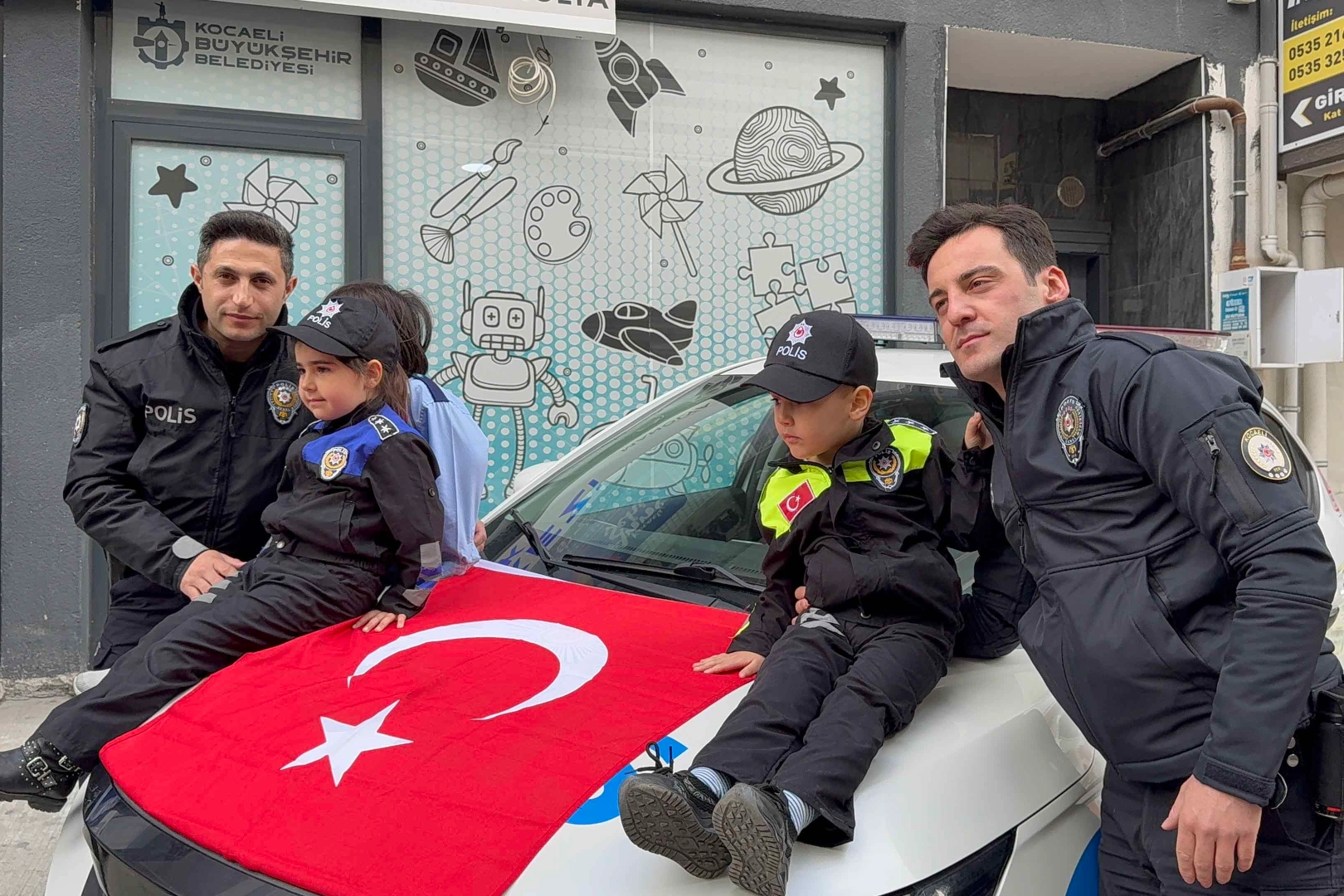 Anne Şehir’de polislere sürpriz kutlama 