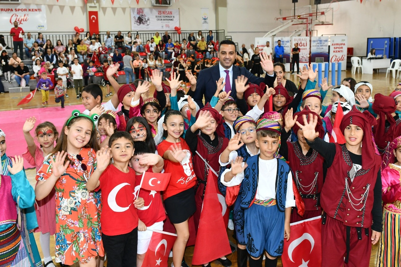  İzmir Çiğli’de çocuklara bayram şenliği 