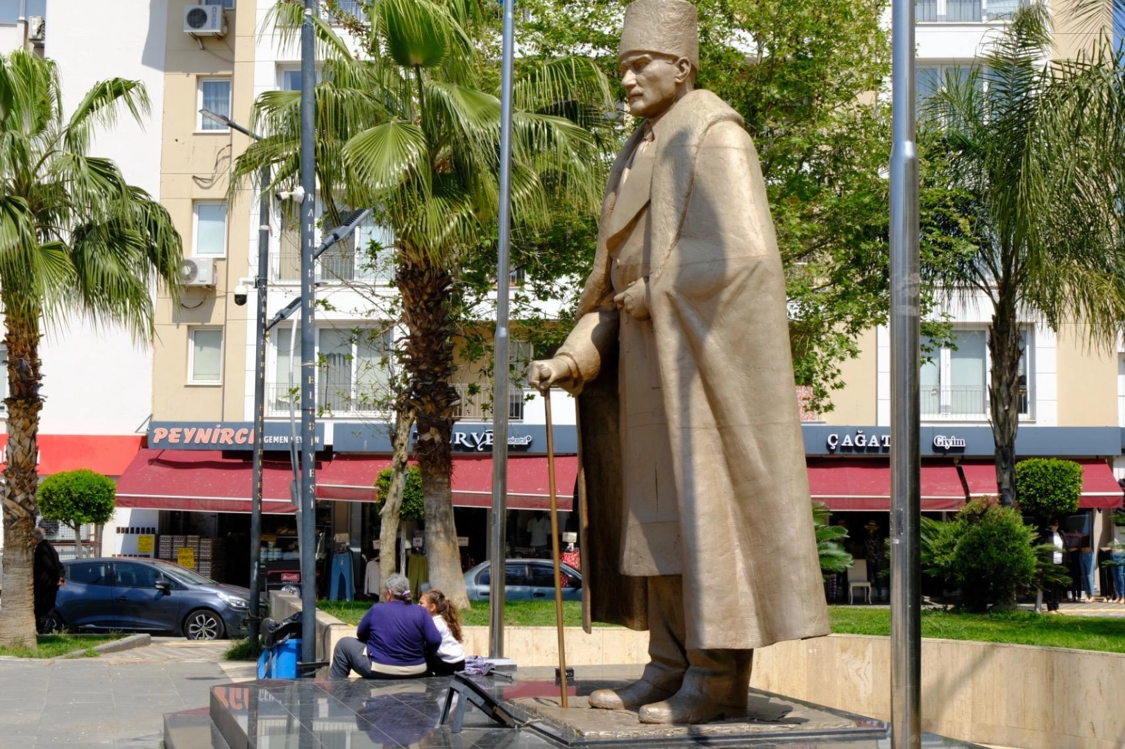 İzmir'de Narlıdere Belediyesi, Atatürk anıtı’nı bakıma aldı 