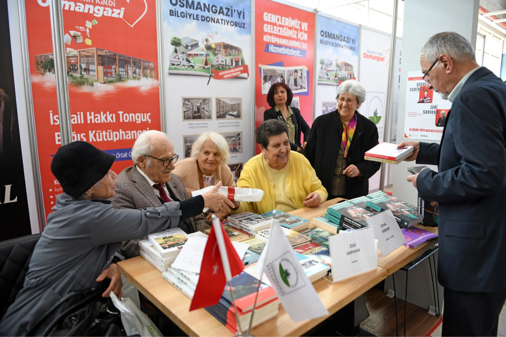 Bursa Osmangazi standında Sarıhan çiftini okurlarla buluşturdu 