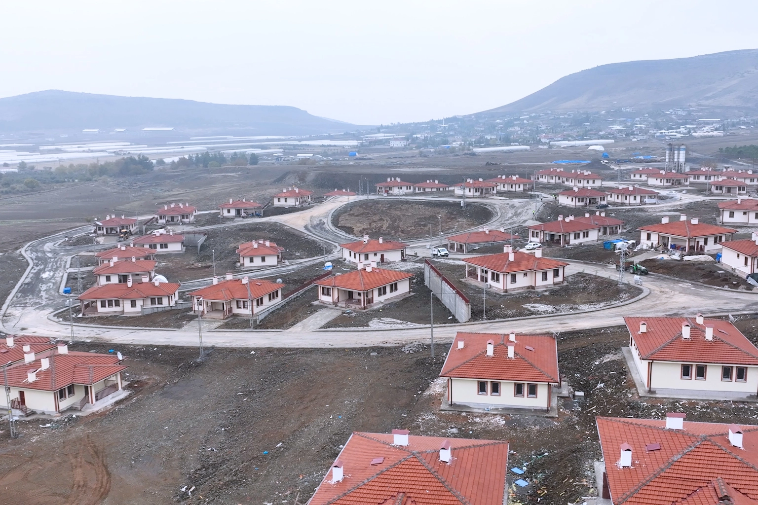 Deprem bölgesinde köy evleri teslim ediliyor 