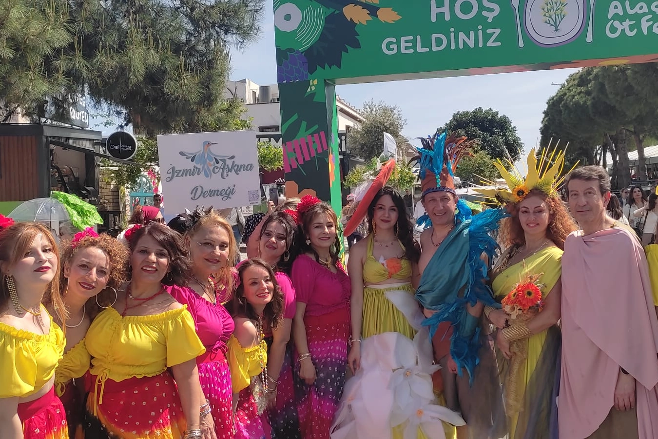 İzmir Alaçatı'da renkli ot festivali 