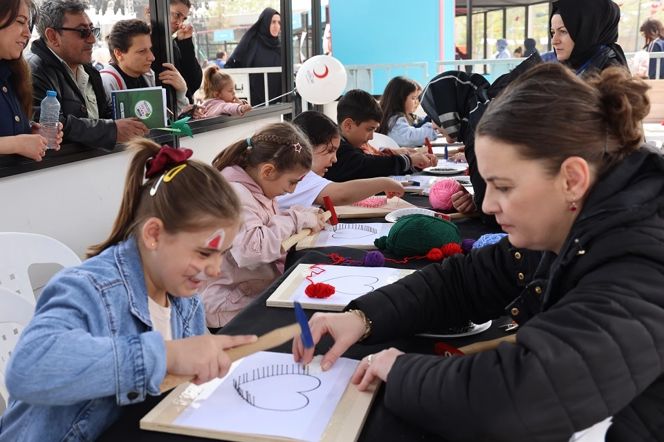 Hayal gücü iplerle hayat buluyor 
