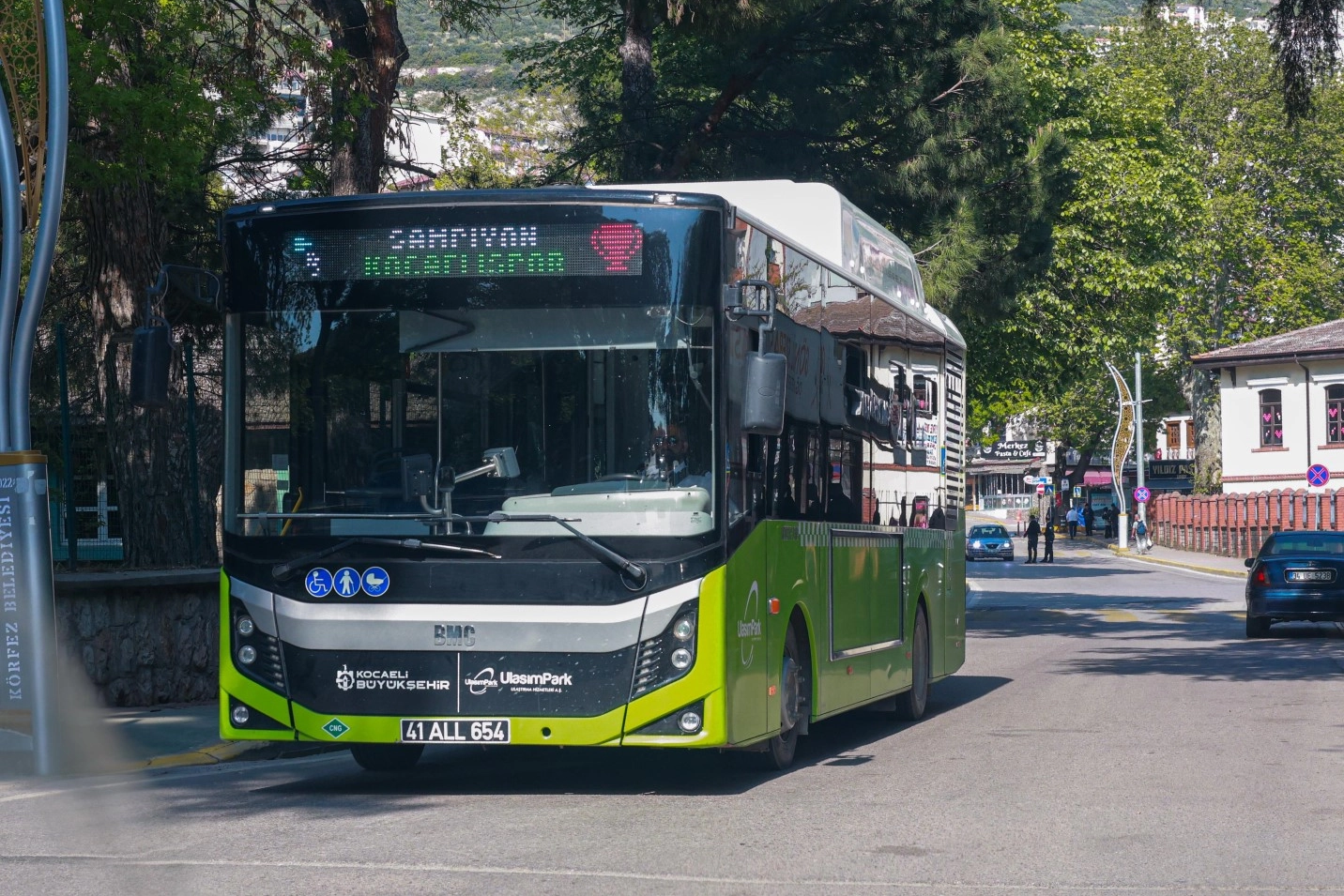 Kocaeli otobüs ve tramvaylarına 'Şampiyon Kocaelispor' yazdı 