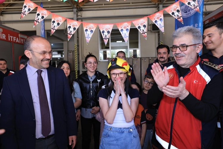 Kayseri itfaiyesinden Aleyna'ya 'özel' kutlama 