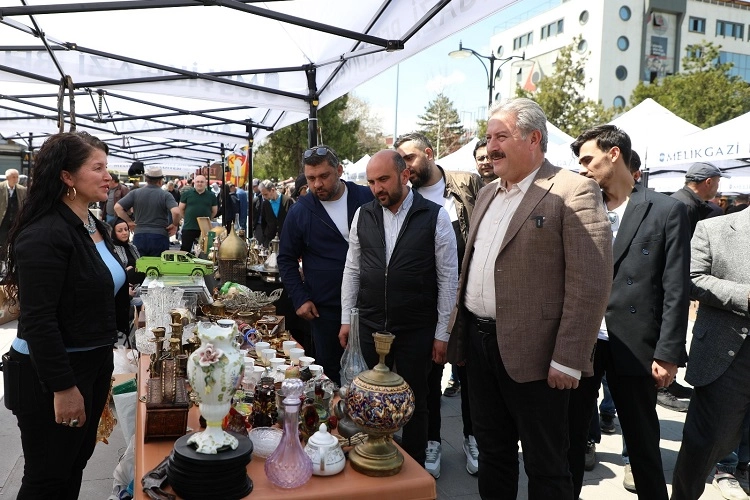 Kayseri Melikgazi'de Antika Pazarı'na yoğun ilgi 
