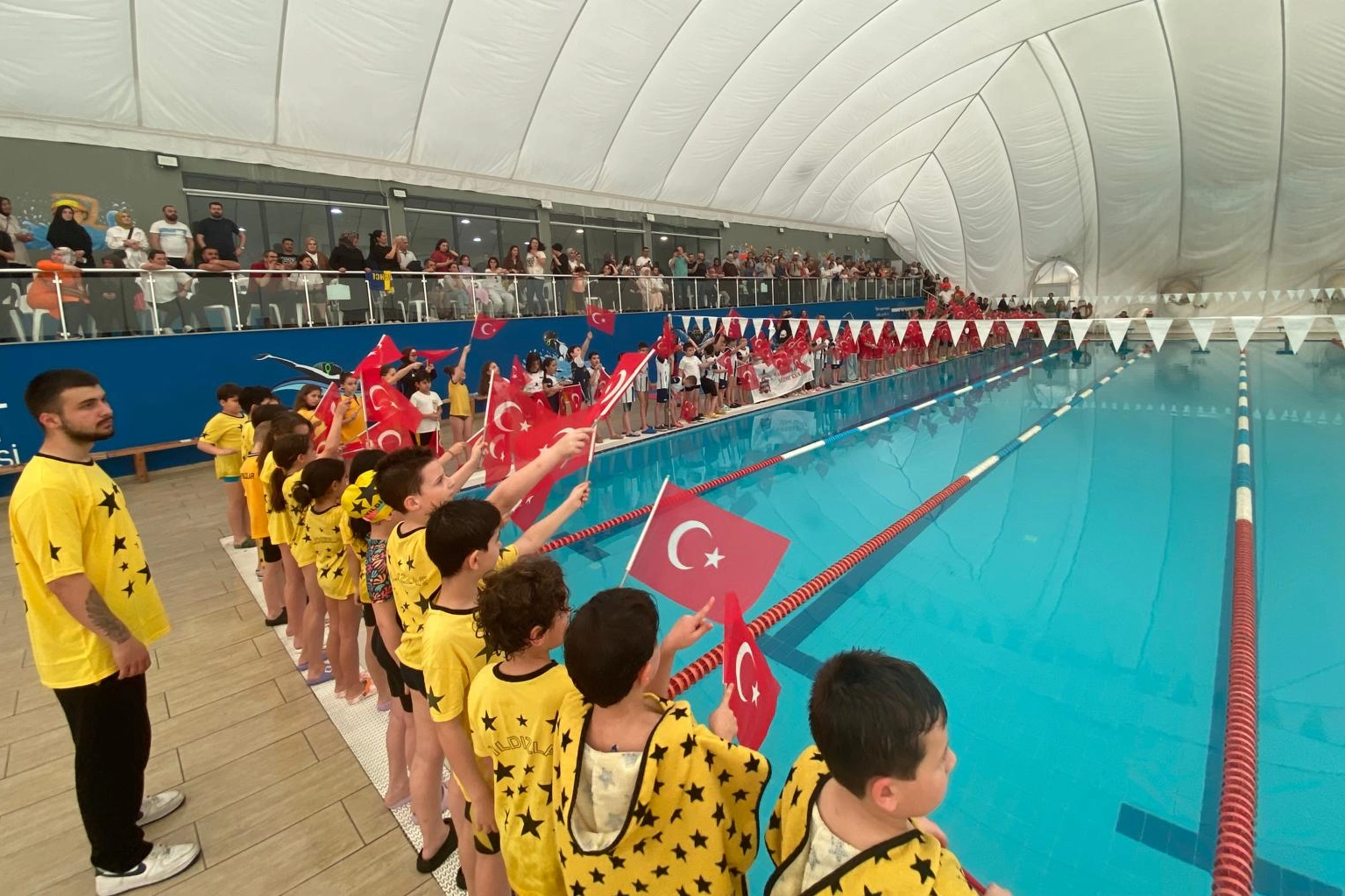 Kocaeli İzmit'te 23 Nisan’a özel yüzme yarışı 