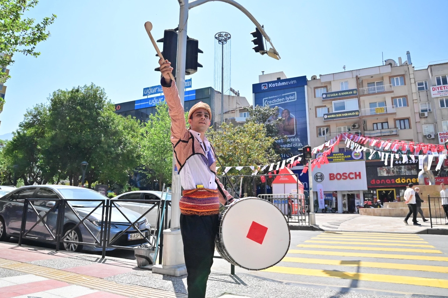 Manisa'da festivale davet sokaklara taştı 