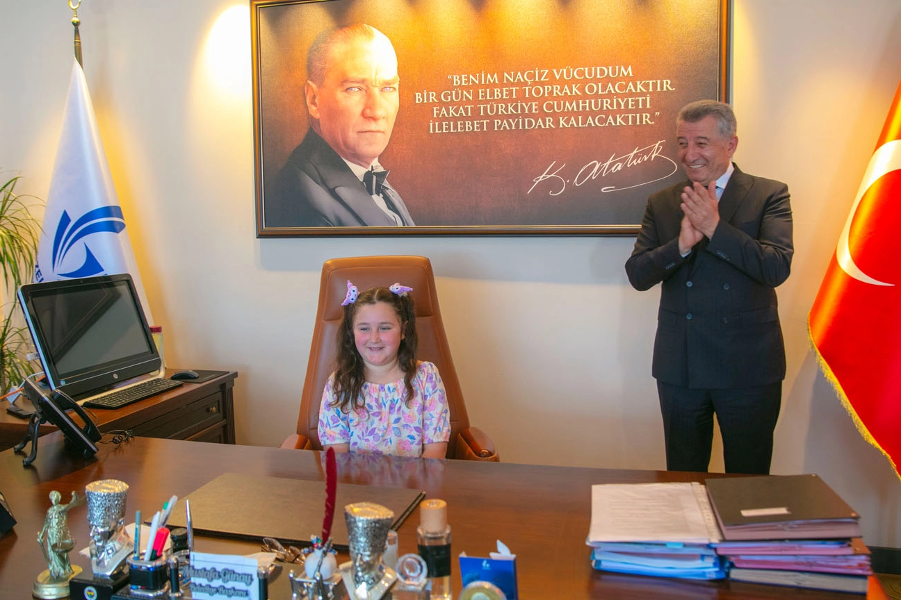İzmir'de çocuk başkanlar koltuğa oturdu, isteklerini sıraladılar! 