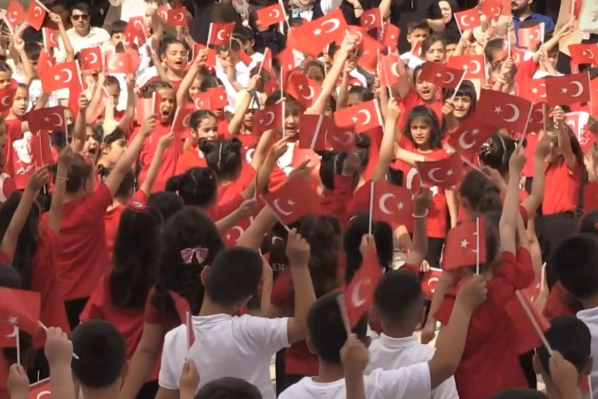 Çevre Şehircilik'ten afet bölgesinde 23 Nisan Şenliği 
