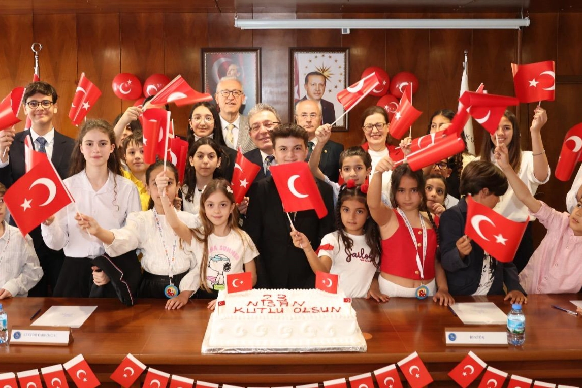 DEÜ'de yönetim çocuklardaydı 