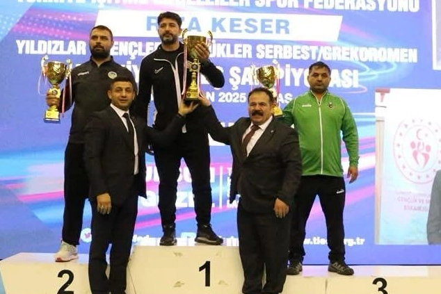 Sakarya'nın güreşçileri Sivas’ta şampiyon oldu 