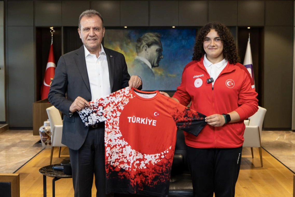 Dünya 2.’si kır çiçeği Nidanur’dan Başkan Seçer’e ziyaret 