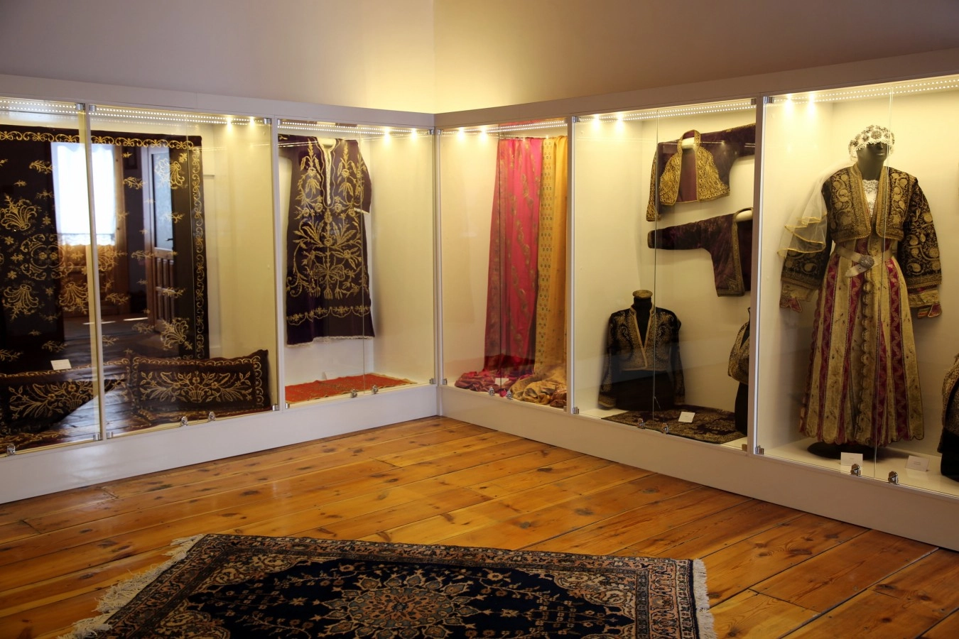 150 yıllık kıyafetler göz kamaştırıyor 