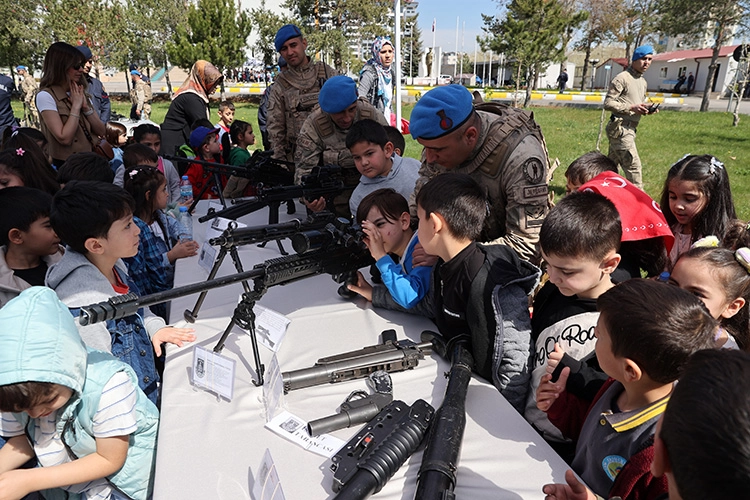Sivas Jandarma Komutanlığı kapılarını çocuklar için açtı 