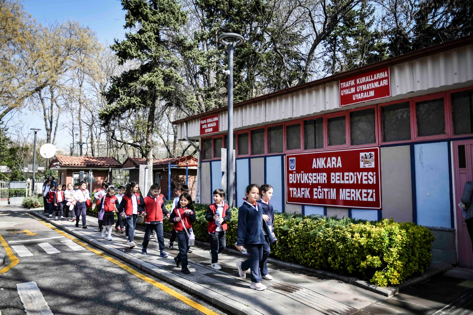 Minikler trafiği eğlenerek öğreniyor 