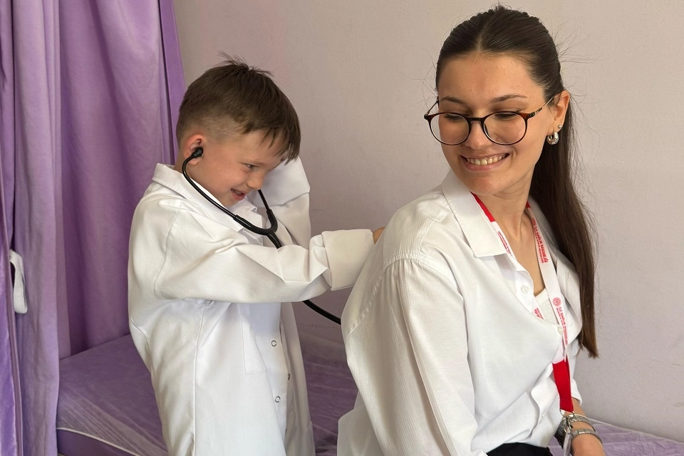 Minik doktor Mert, 23 Nisan’da hayalini gerçeğe dönüştürdü 