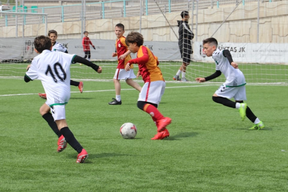 İzmit Belediyesi minik futbolculara bayramı yaşattı 