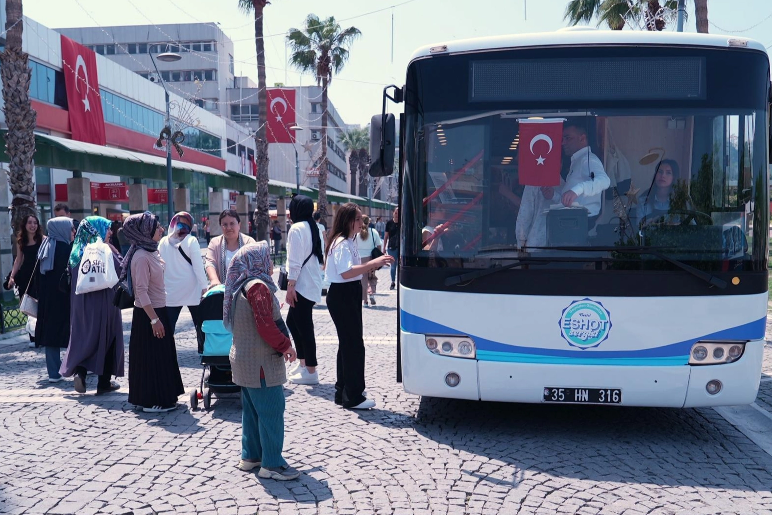 İzmir'de ESHOT sergisi yenilenen tasarımıyla ilgi gördü 
