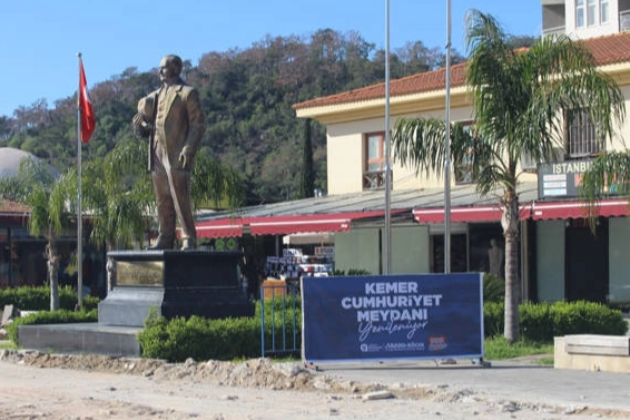 Antalya Kemer Cumhuriyet Meydanı turizm sezonuna hazırlanıyor 