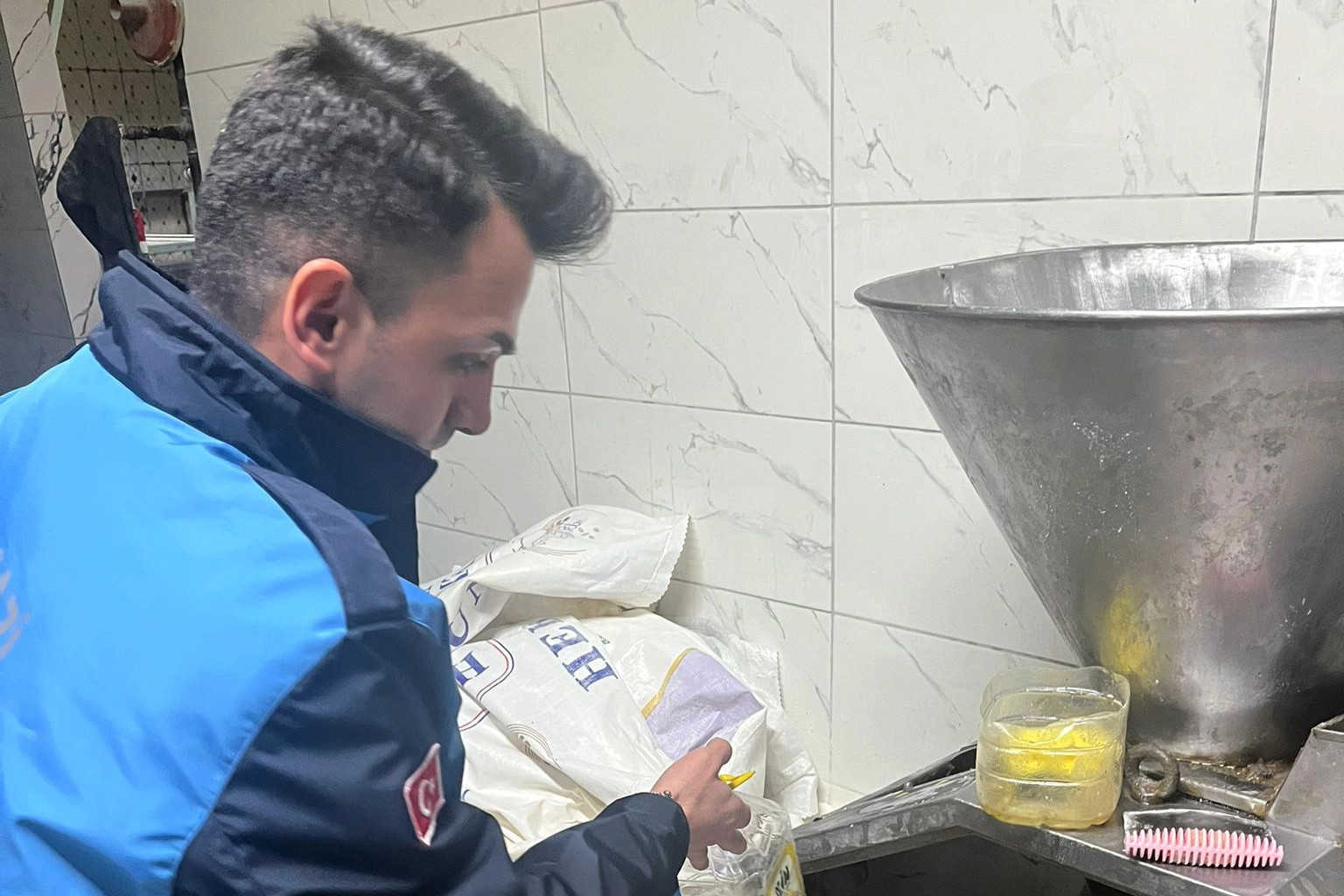 Zabıtadan merdiven altı imalathaneye baskın 