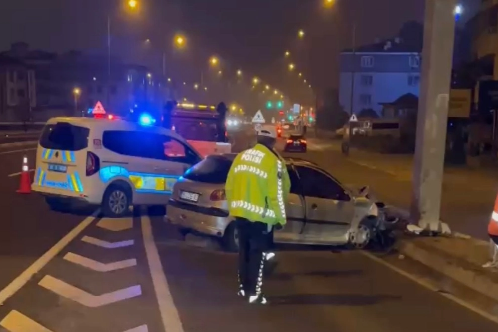 Düzce'de otomobil refüje çarptı! 