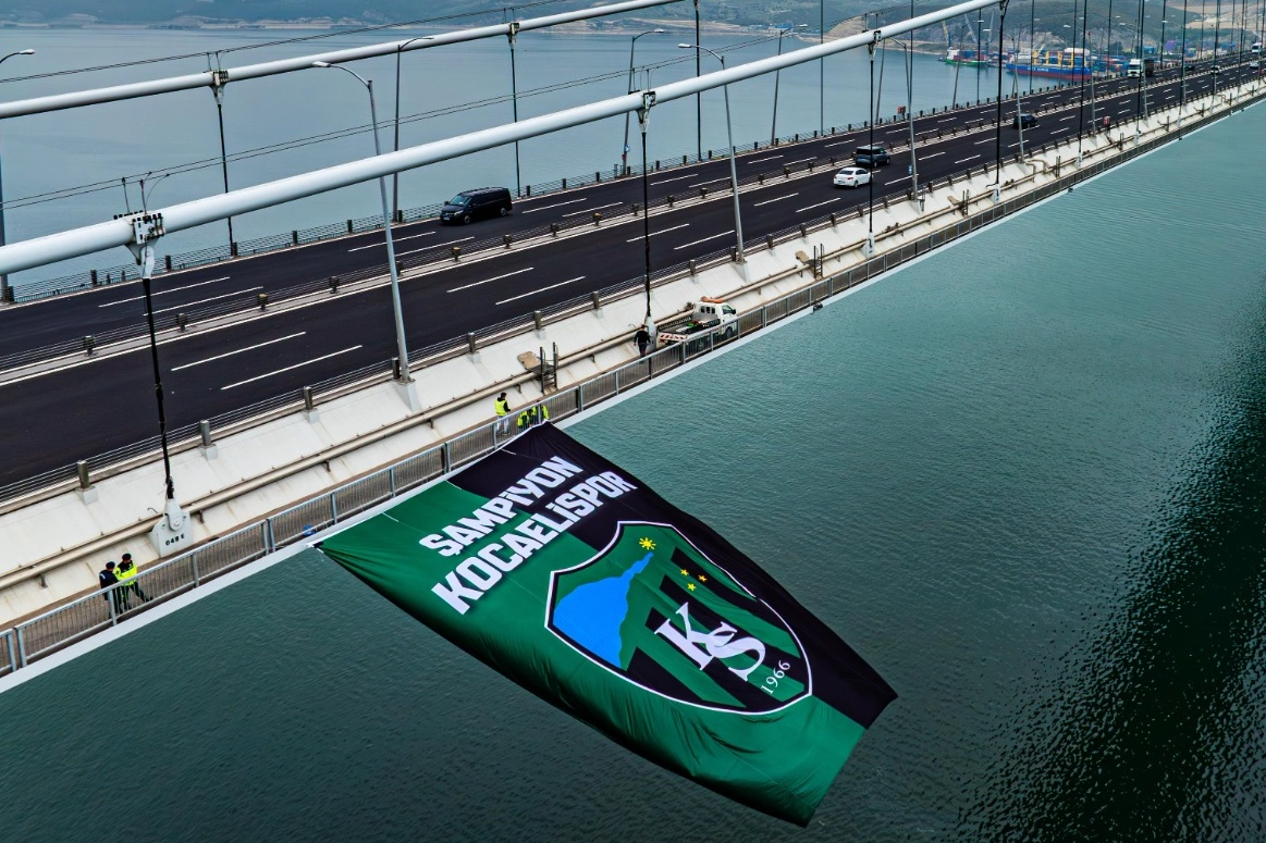 Kocaelispor bayrağı, Osmangazi Köprüsü’ne asıldı! 