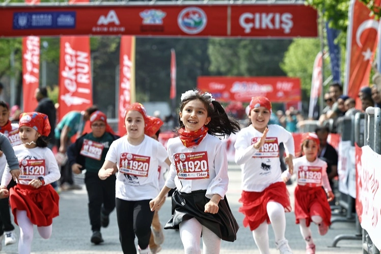 Binlerce çocuktan 23 Nisan'da neşeli adımlar 