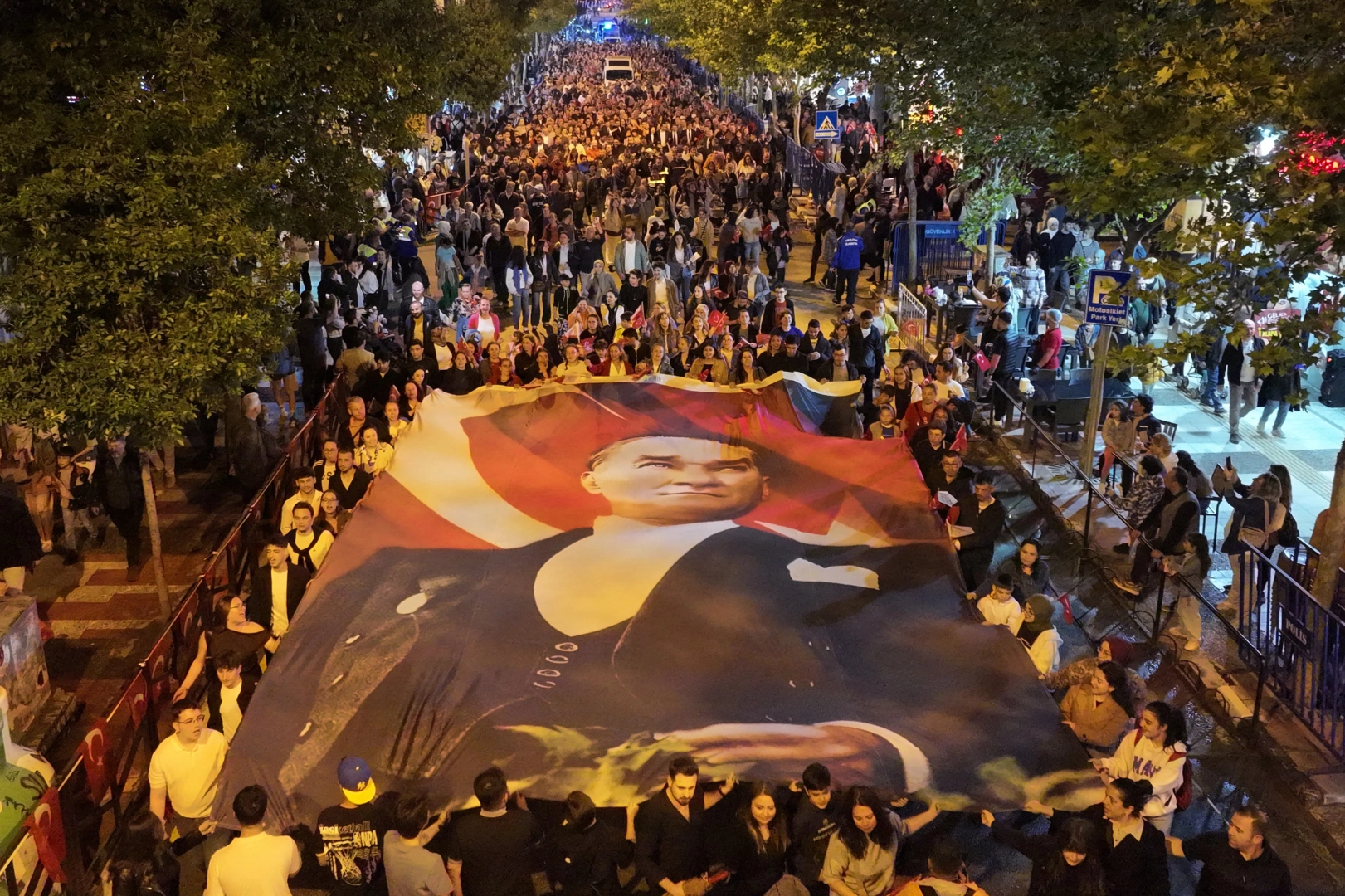 Binlerce Manisalı Festival kortejinde buluştu 
