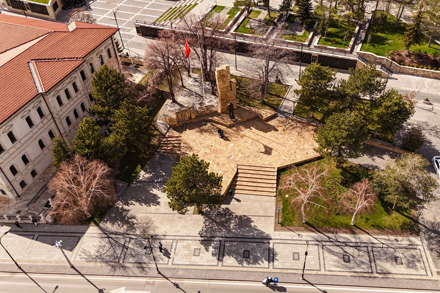 Sivas'ta Atatürk Anıtı'na çevre düzenlemesi 