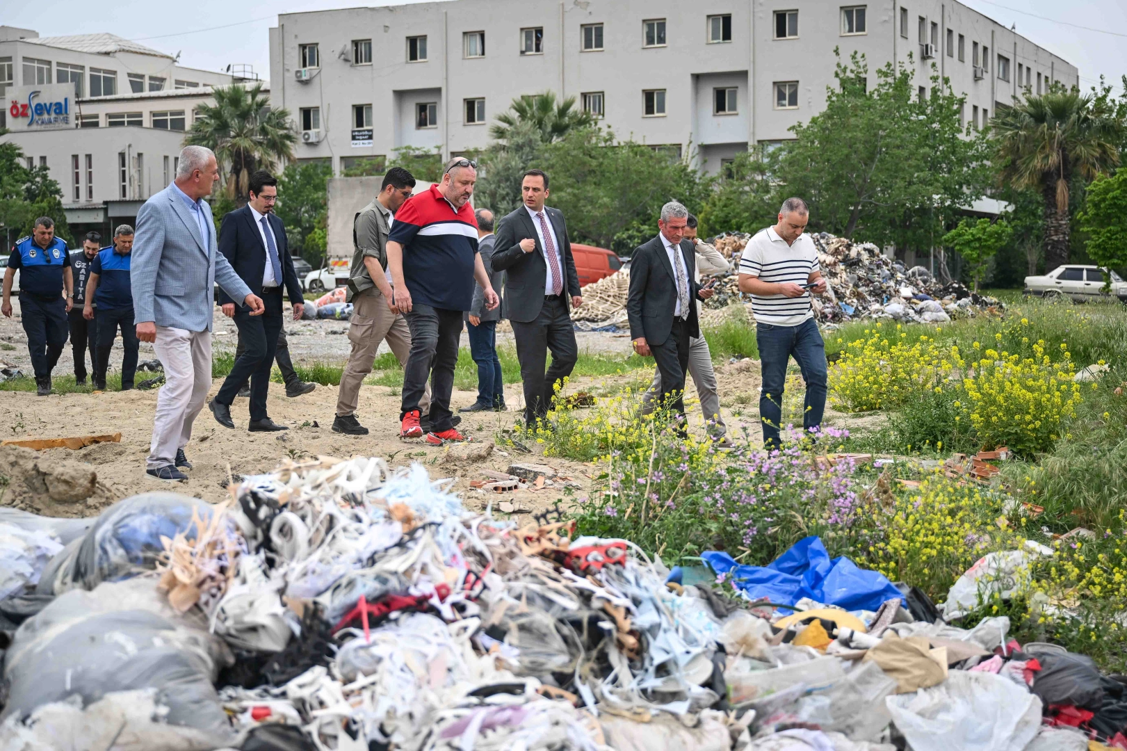Bornova'dan Ayakkabıcılar Sitesi’nde atık temizliği seferberliği 