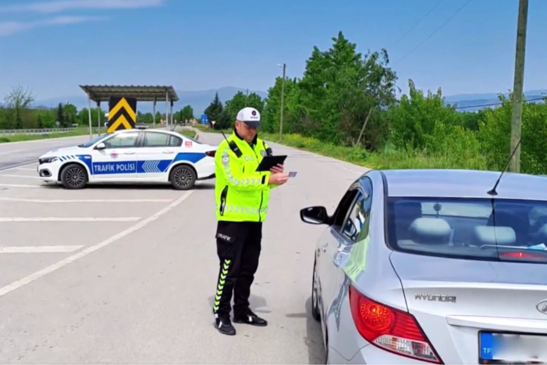Trafik denetimlerinde rekor! 496 bin araca ceza kesildi! 