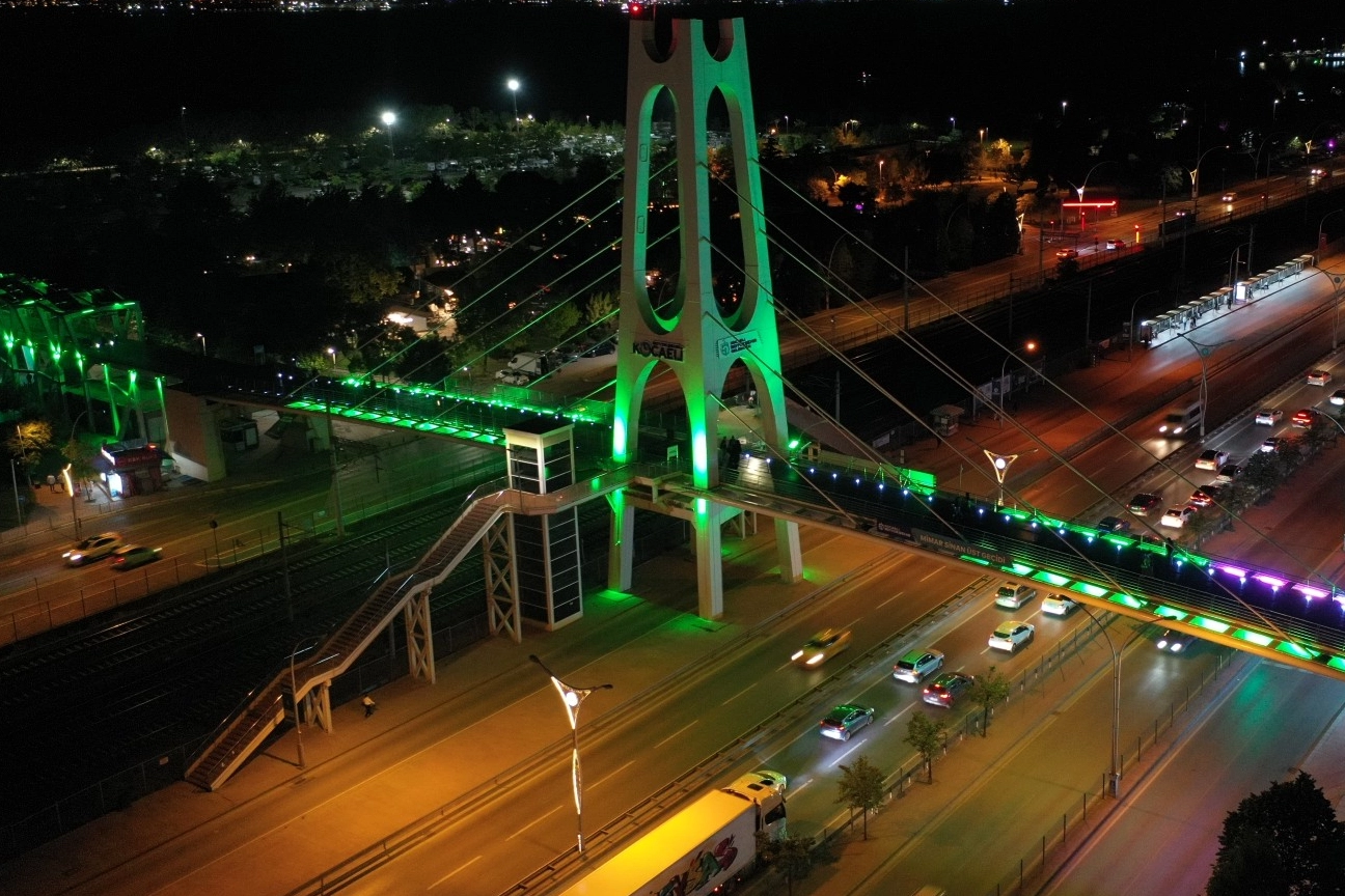 Kocaeli'nde üst geçitler yeşile büründü 