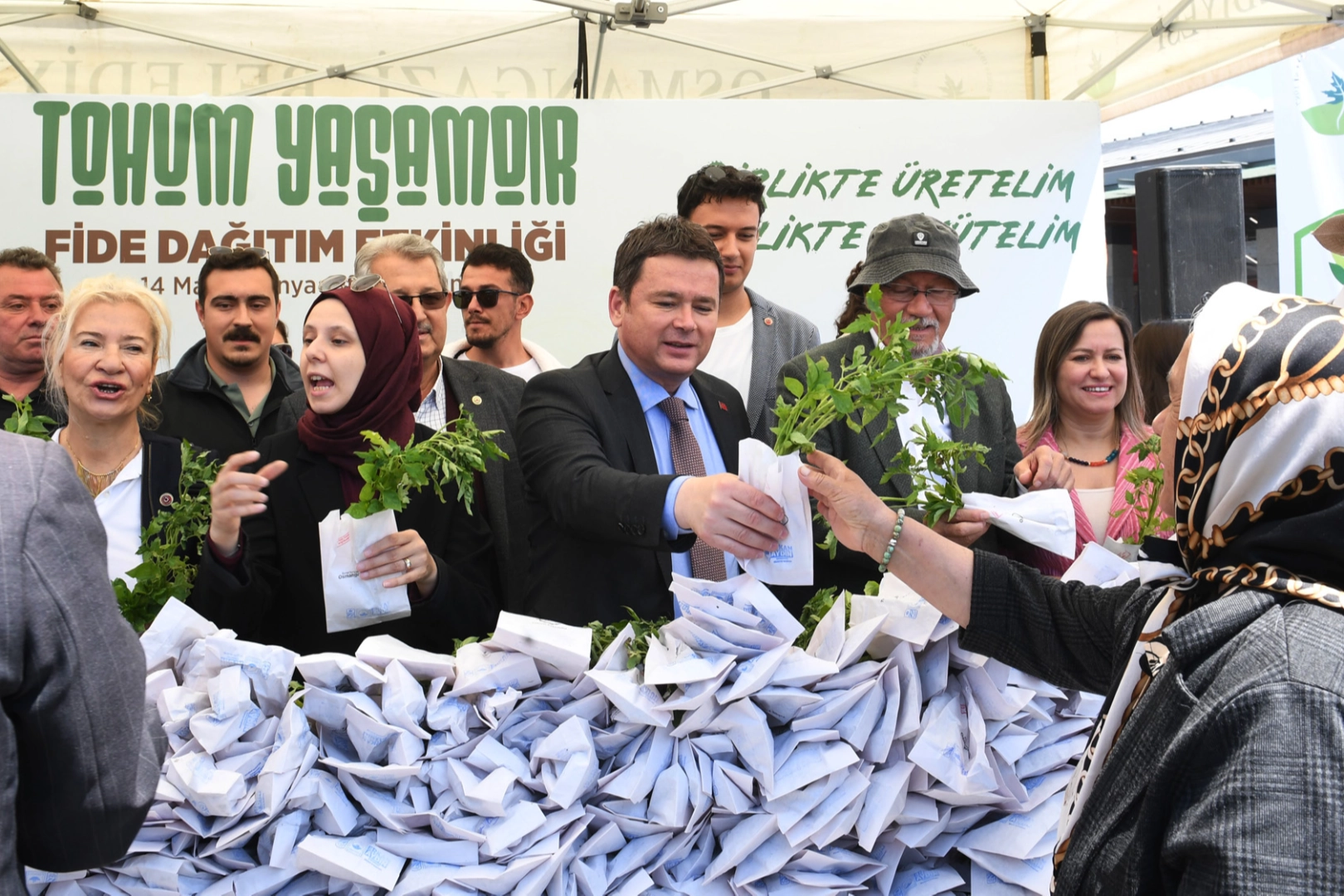 Bursa'da Osmangazi Belediyesi’nden ücretsiz fide dağıtımı 