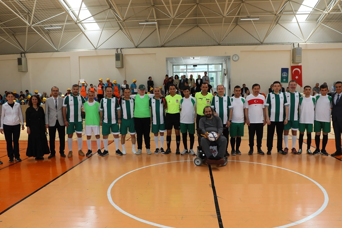 Konya Karatay'da özel öğrenciler futsalda ter döktü 