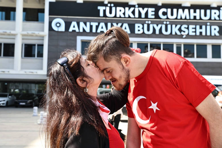Antalya'da temsili askerlik yapacak engelli bireylere davullu-zurnalı uğurlama 