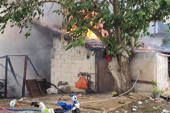 Antalya Kumluca’da sera evinde yangın 