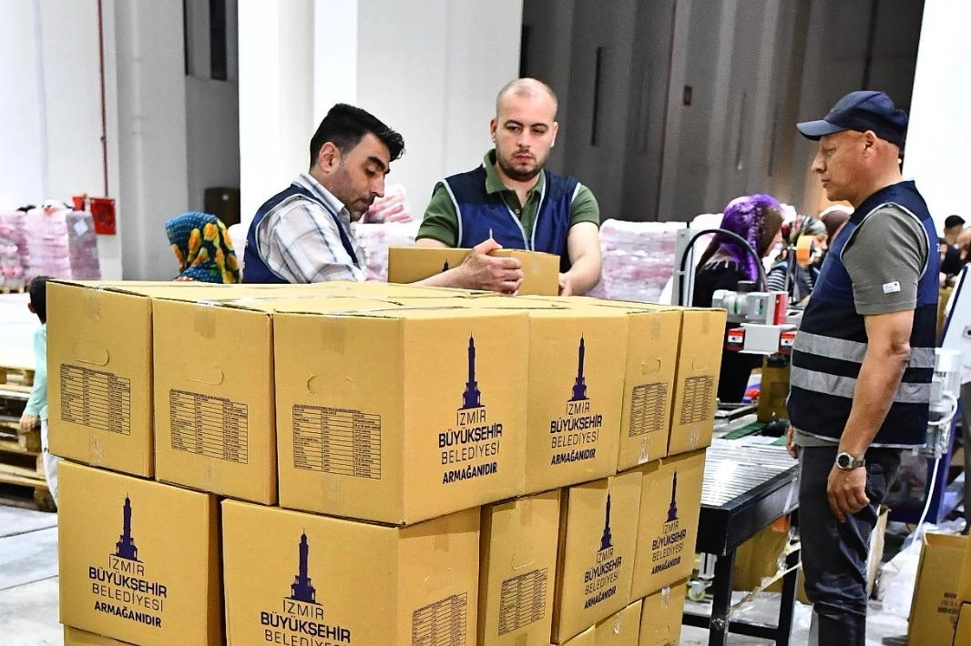 İzmir Büyükşehir’den bayramlık gıda kolisi desteği 