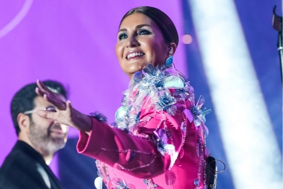 Sibel Can'dan yaza ışıltılı merhaba 