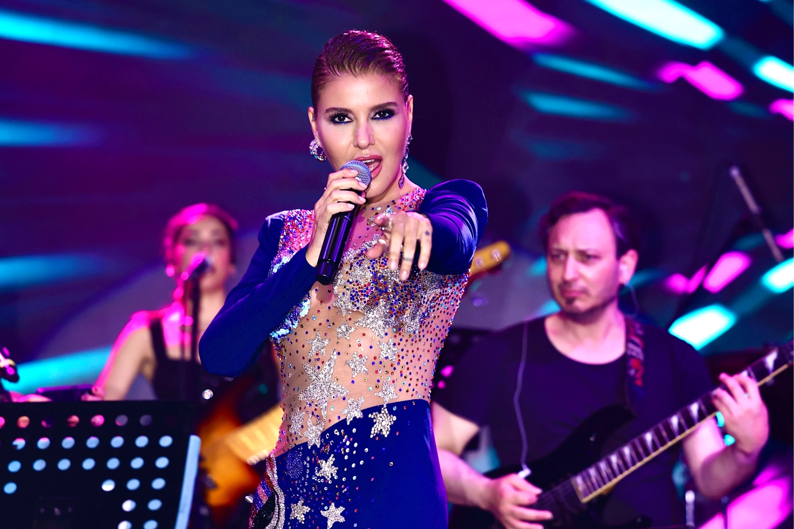 Gülben Ergen’den servis elemanlarına sahne sürprizi 