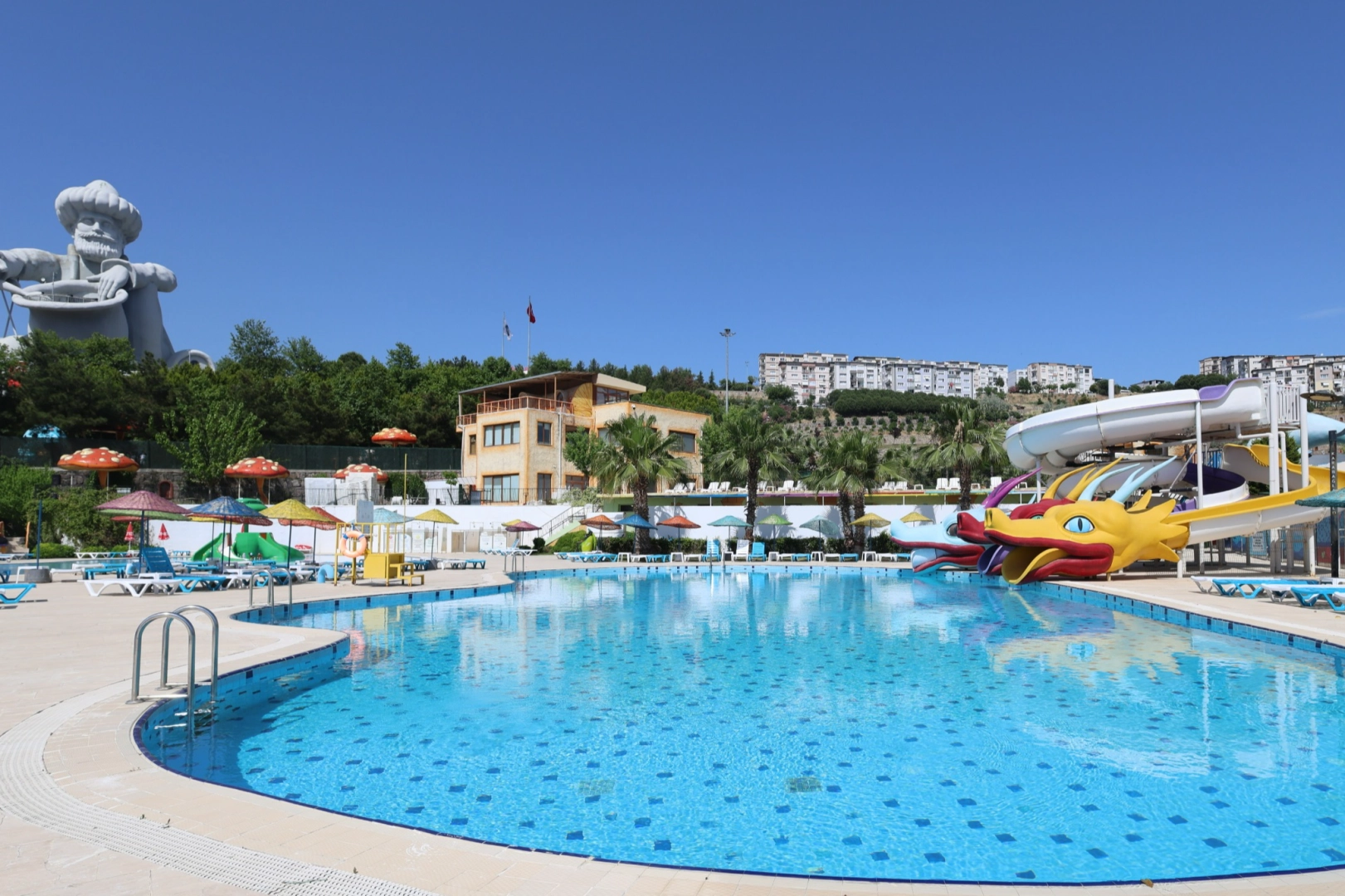 İzmir Karabağlar’da Aqua Yaşam yüzme havuzu yeni sezonunu açtı 