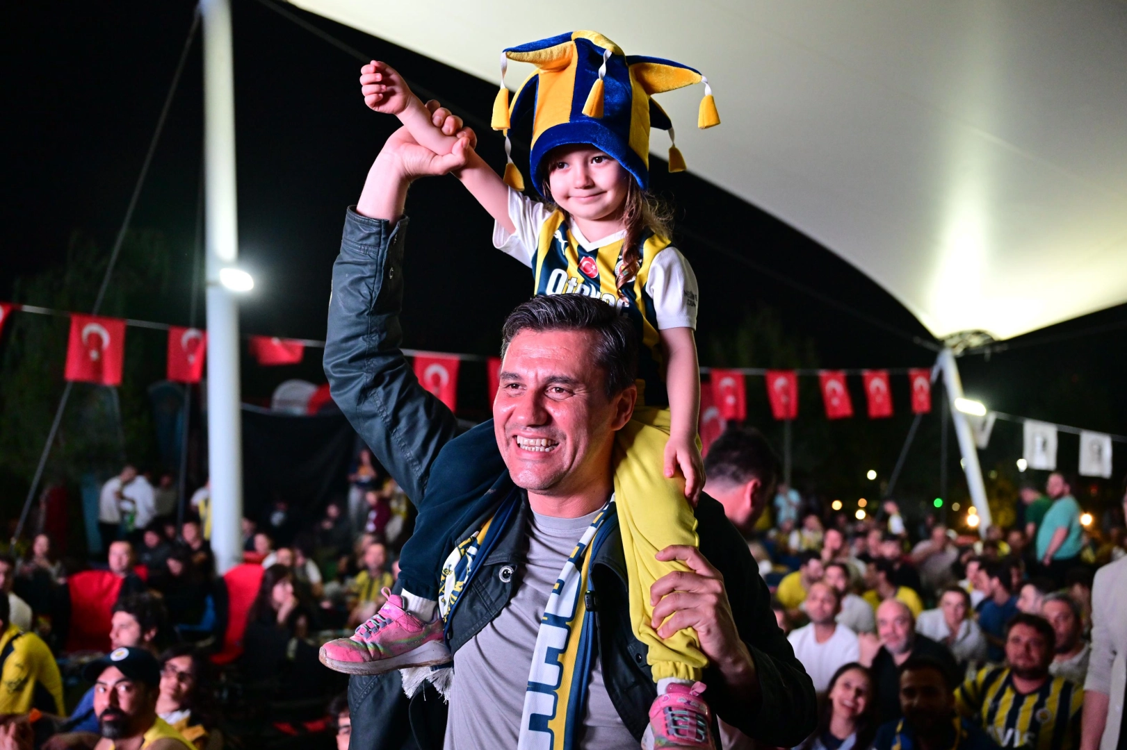 Manisalılar finali Başkan Zeyrek'le izledi 