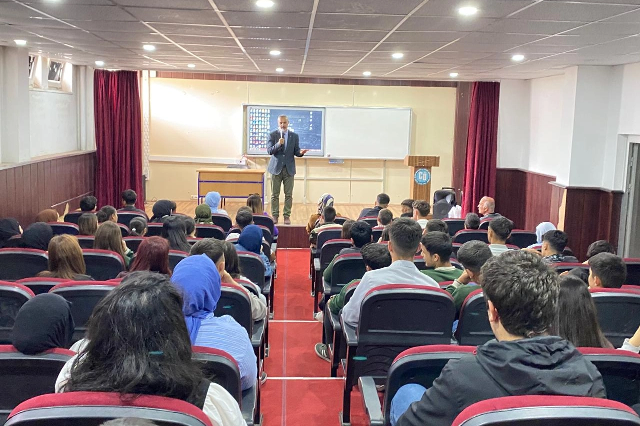 Gazeteci Yazar Metin Özmen 150. konferansını Bitlis’te verdi 