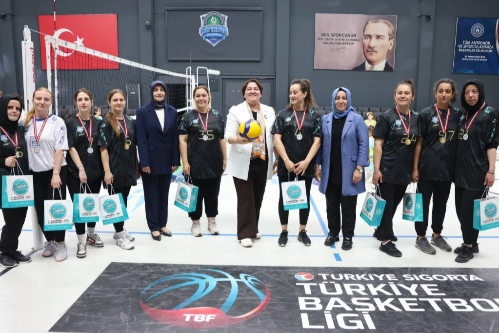 Bilgievi kursiyerleri, voleybol maçında hünerlerini konuşturdu 