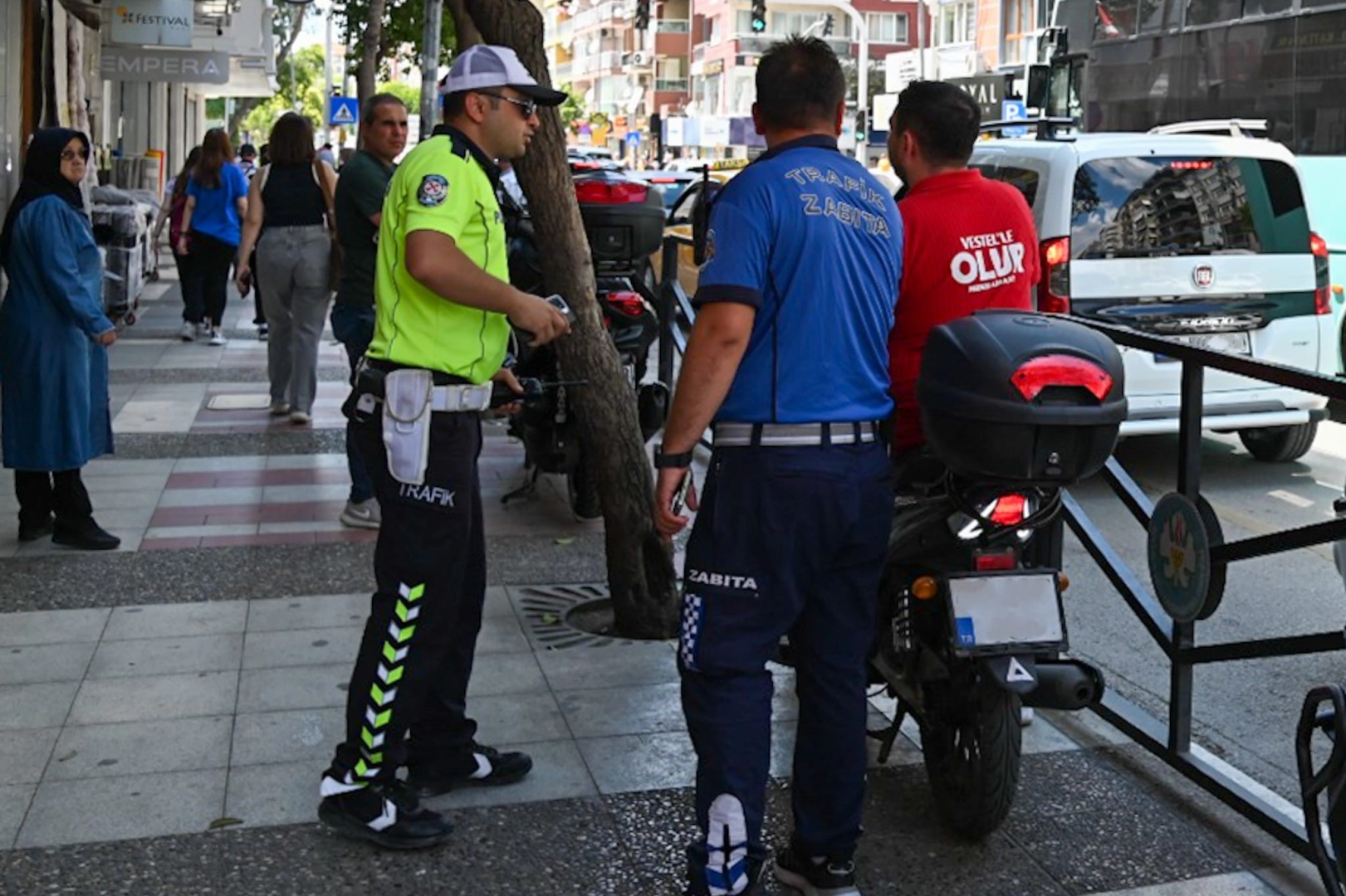 Manisa Büyükşehir'den kaldırım işgallerine geçit yok! 