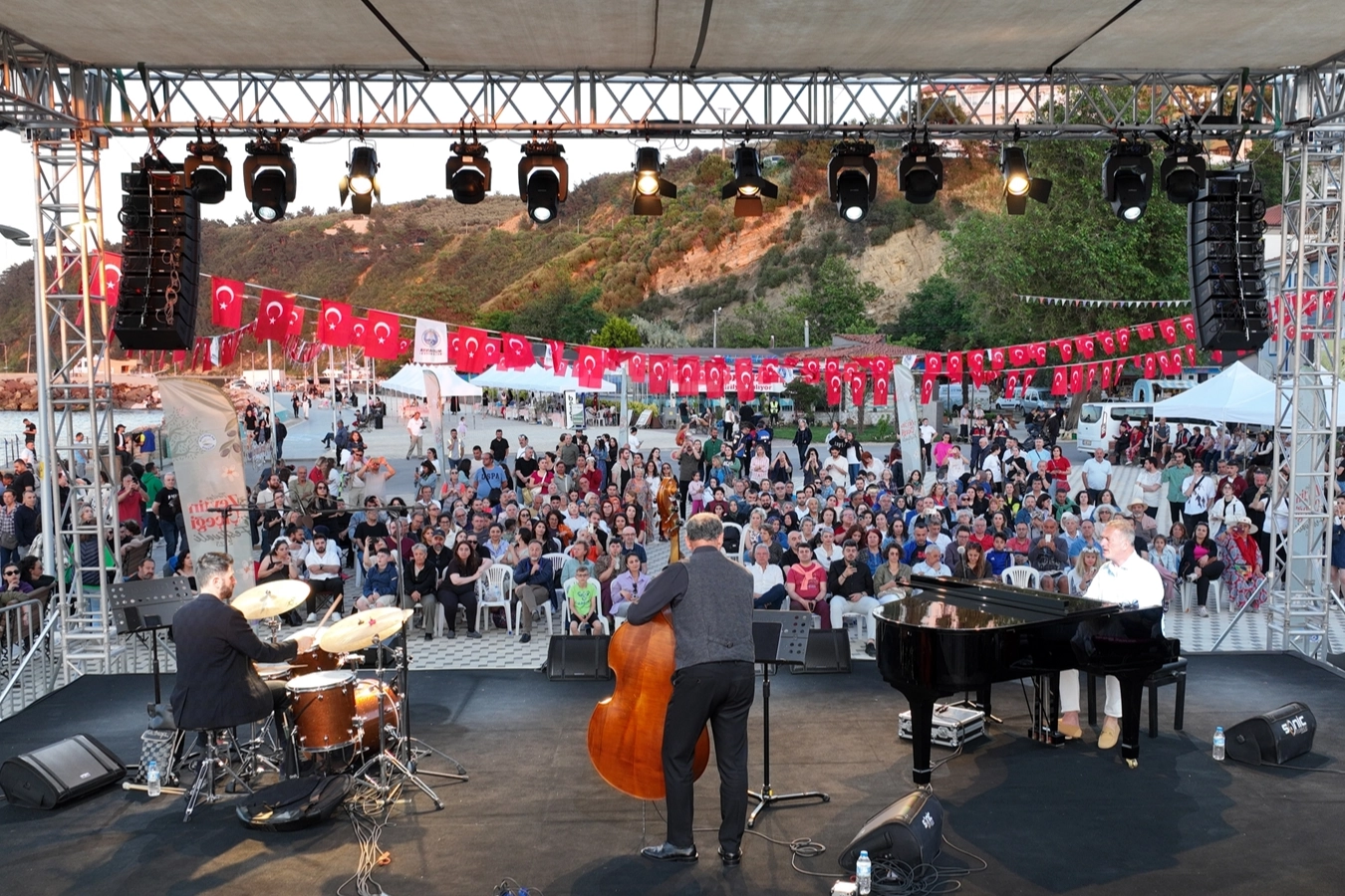 Tirilye Zeytin Çiçeği'ne caz konserli final 