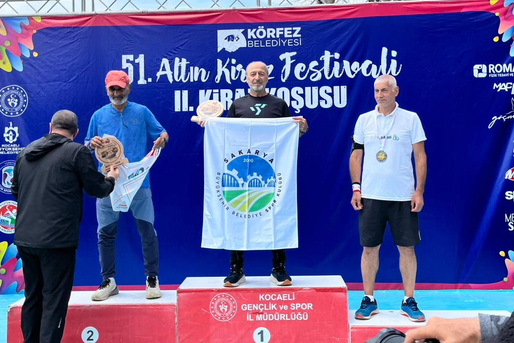 Sakarya’nın koşan tecrübesi Ali Turan kürsüyü bırakmıyor 