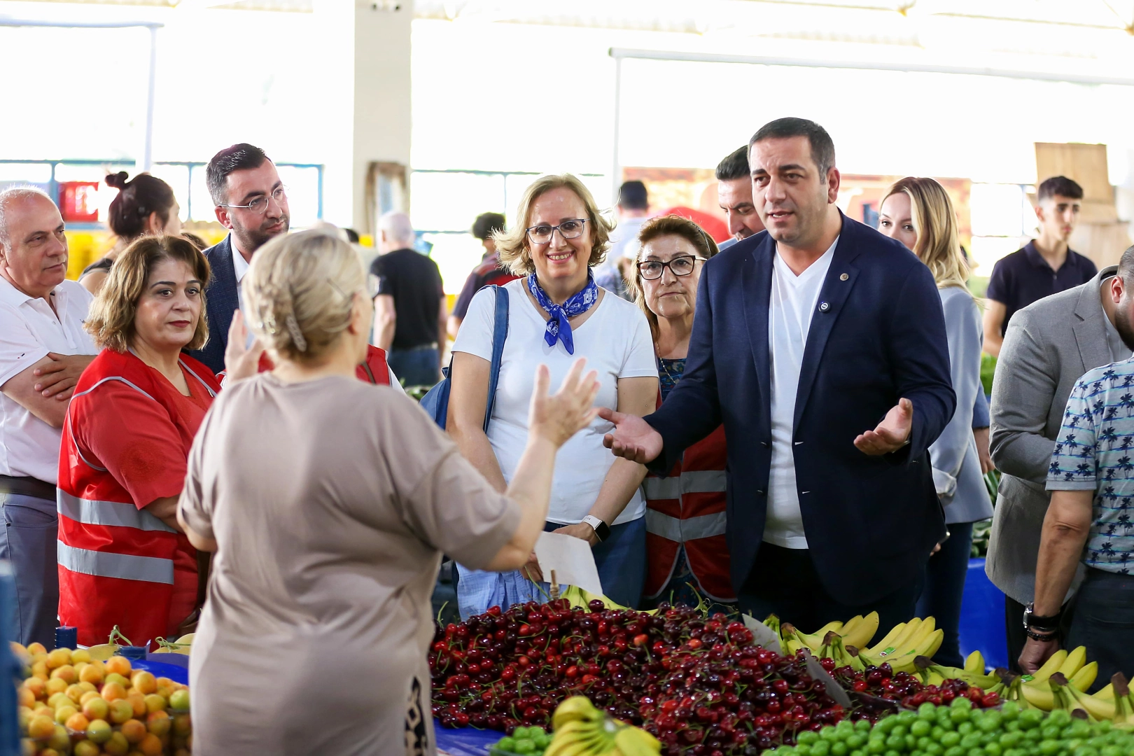 İzmir Narlıdere'de bayram öncesi pazaryeri ziyareti 