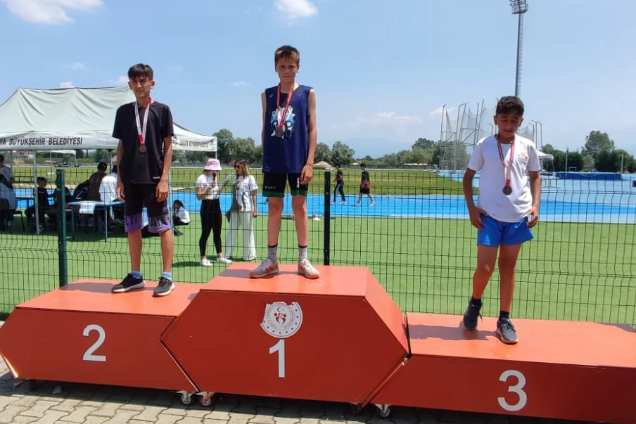 Sakaryalı atletizimciler kürsüden inmedi 